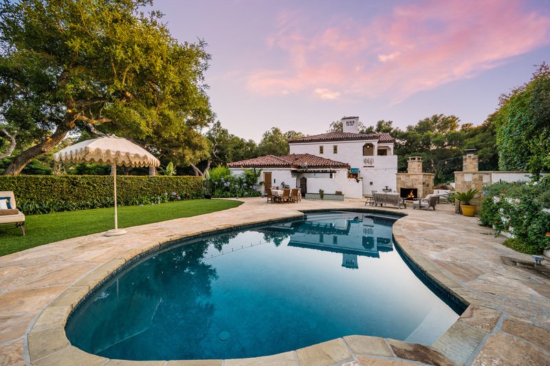 Alberca de una gran casa residencial